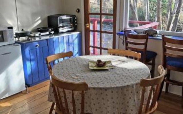 Platypus Playground Riverside Cottage – Balcony – Westerway