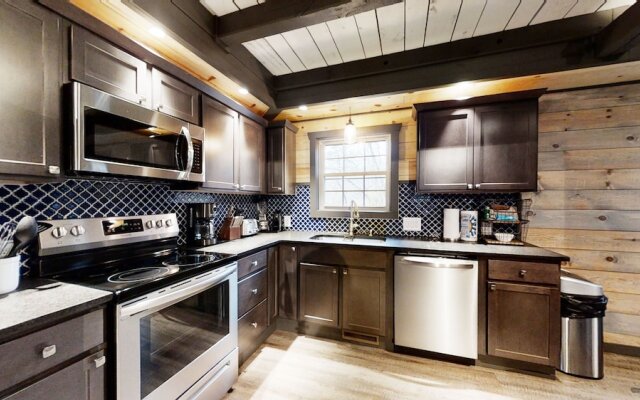 Bigfoots Hideaway 1 Bedroom Cabin by RedAwning