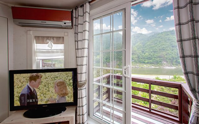 Hongcheon Gogh and Sunflower Pension