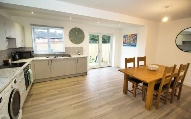 Spacious 3 Bed House - Newly Refurbished