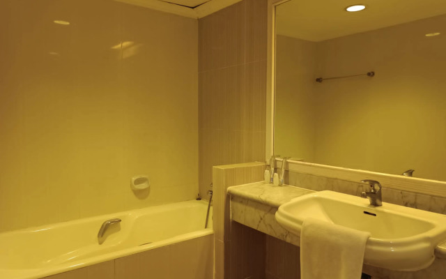 Grand Tropic Suites Hotel