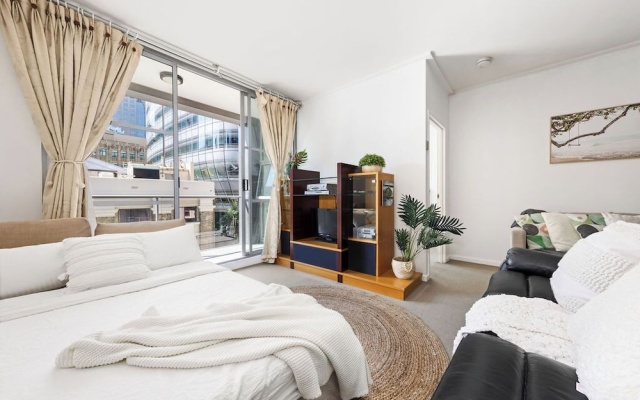 A Stylish Apt for 6 Right Next to Darling Harbour – Guest Rooms – Sydney