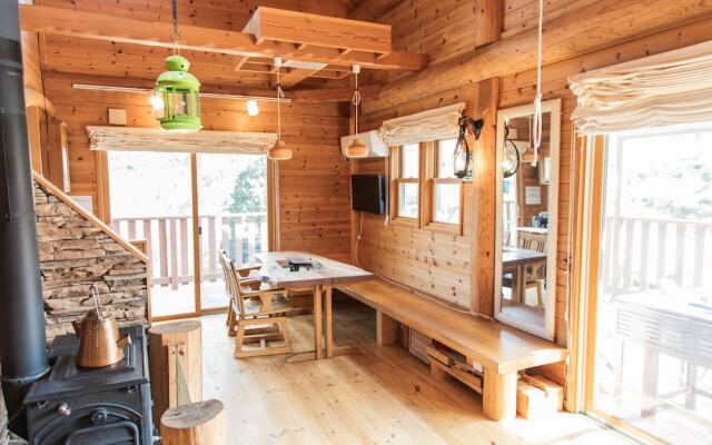 Izu House Luxury Log with Cozy Fireplace