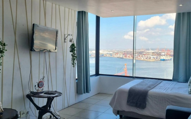 Accommodation Front - Cosy 2 Sleeper with Exquisite Habour Views