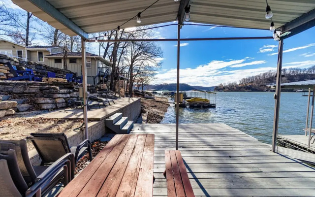 Little Bearcat Bungalow Stay on Ozark Waterfront