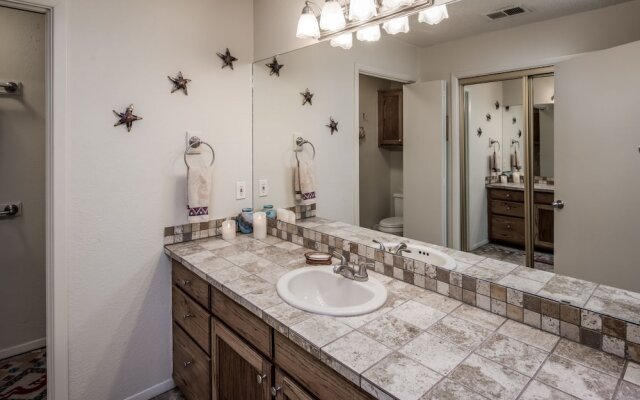 Kizzy's Kove - Two Bedroom Cabin