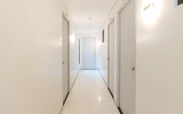 RedDoorz @ The Vjour Hotel Makati