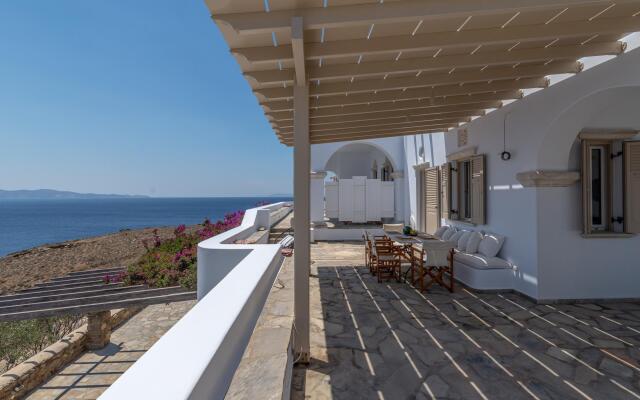 La Chapelle Est and Ouest in Tinos