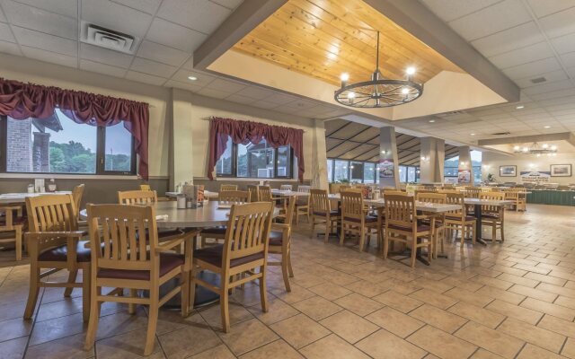 Jolly Roger Inn & Resort