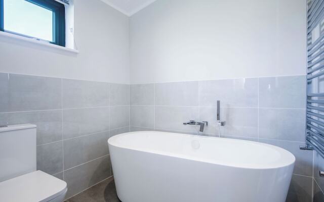 Swanlake Lodge - 3 Bedroom Holiday Home - Penally