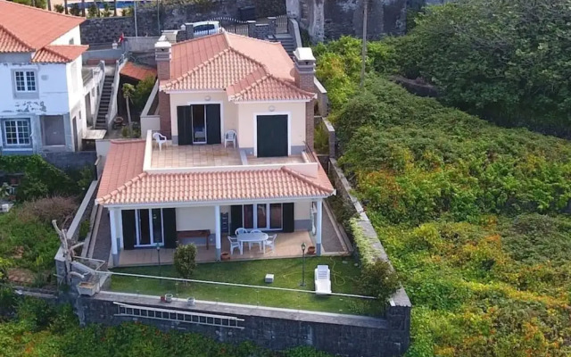 P Delgada 3-bed House, Sleeps 6, Parking & Seaview