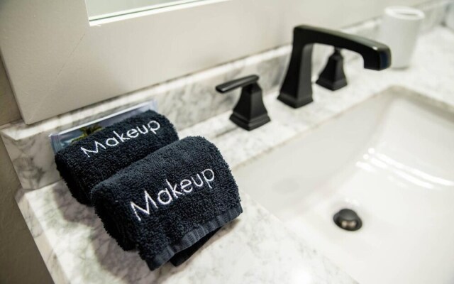 Modern Farmhouse - 2 Blocks to Downtown Square!