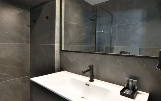 Phaedrus Living: City Center Luxury Flat Skoufa