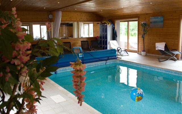 Treetops Cottages & Spa