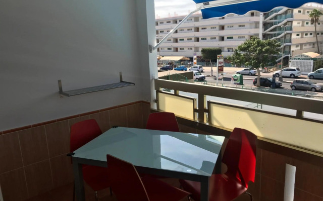 5 min walk from Yumbo 309