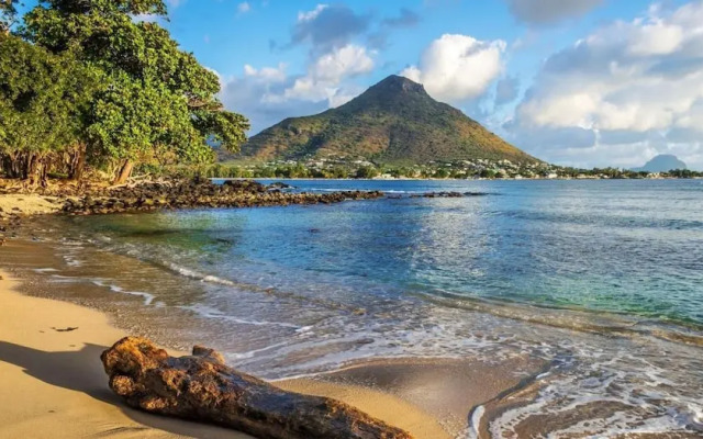 Cheerful 4-bedrooms Beachfront Home Flic en Flac