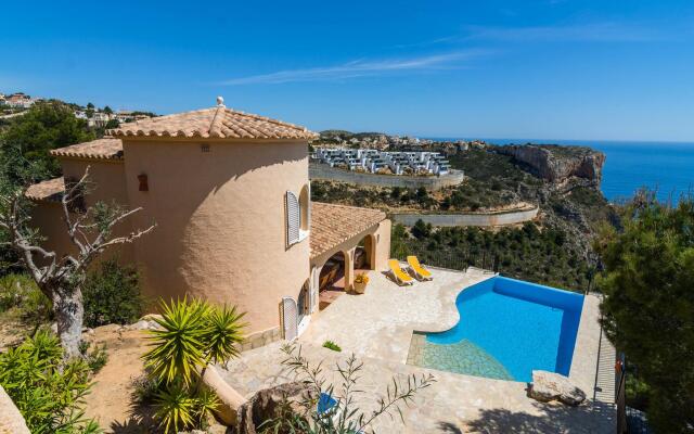 Villa With Sea Breeze Charm