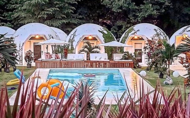 Igloo Beach Lodge