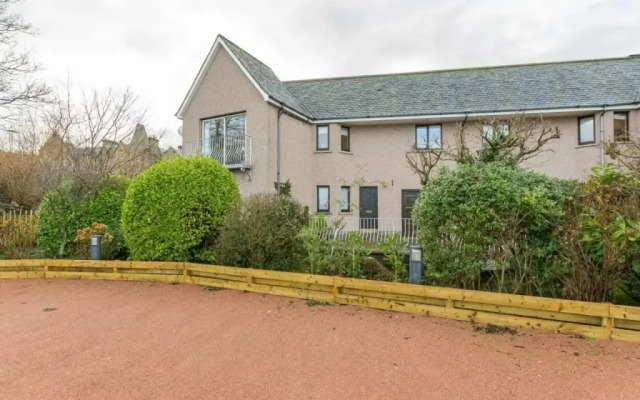 1 Links Crescent