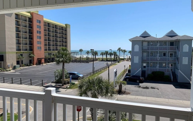 Pierview 5 Bedroom Home by RedAwning