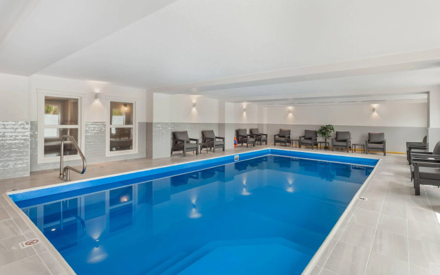 Velora Hinton, Ascend Hotel Collection