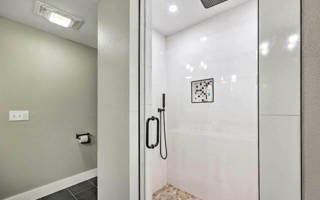 Lakefront Rogers Getaway w/ Hot Tub & Deck!