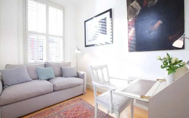 English Retro 2BR Apt, Moments From Battersea Park