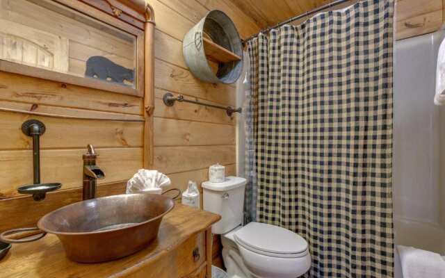 Swiss Bear Haus, 4 Bedrooms, Hot Tub, Pool Access, Sleeps 12