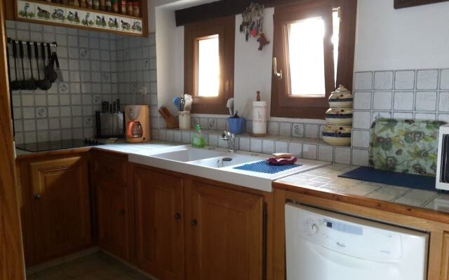 Snug Farmhouse in Provence-alpes-riviera With Swimming Pool