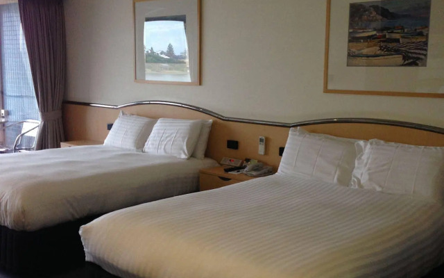Lakes Hotel