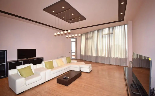 Spacious Apartment by Luxe Group TT606