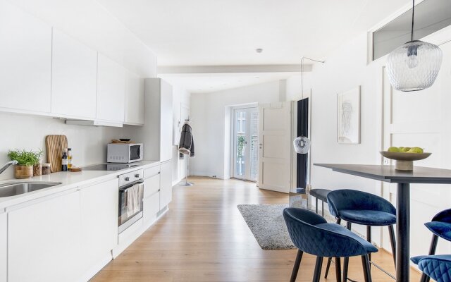Sanders Leaves - Chic 3-bdr Apt With City View