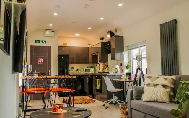 NEW Cosy & Secure - 2 Bed - Free WIFI - Modern & Functional