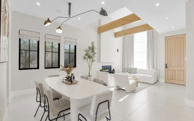 Villa Camellia - Charming 5 BR Home in the Heart of Studio City