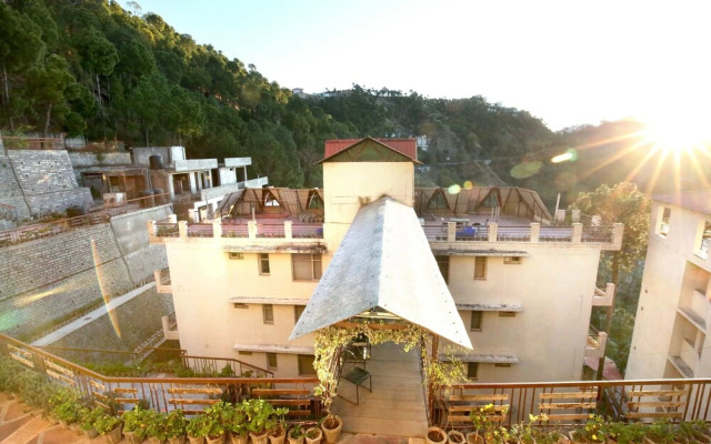 OYO 10976 Home Cheerful 2BHK Scenic Barog