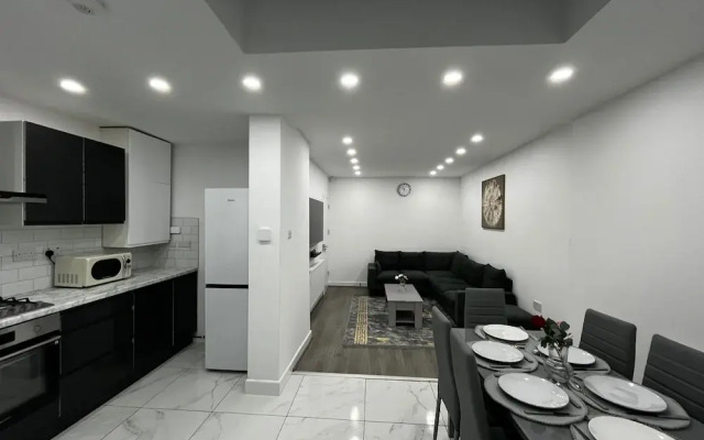 Spacious 4 Bed Home - Sleeps 7, Garden & Parking