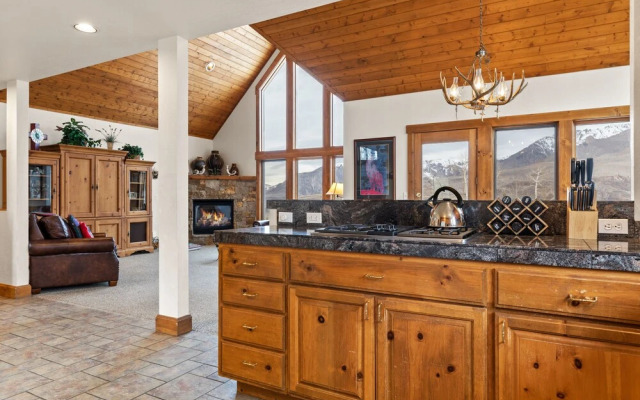 Russell Home by Avantstay Expansive Deck, Stunning Views & Hot Tub!