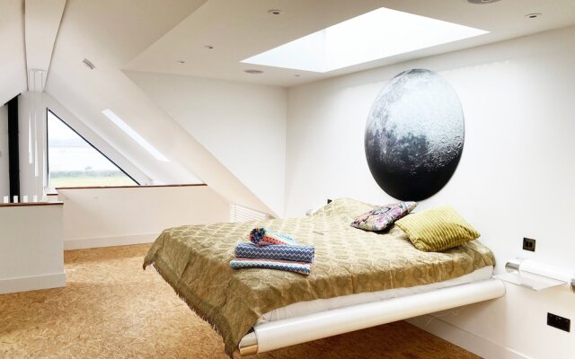 Luxurious Designer Penthouse - Grand Bay Views