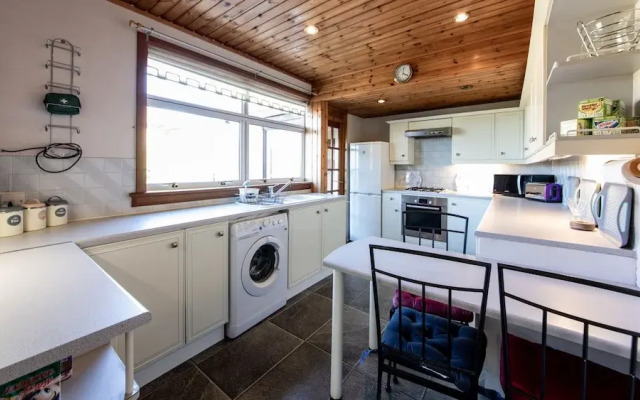 Empty2occupied Family Home in Craigour Terrace With Driveway & Garden