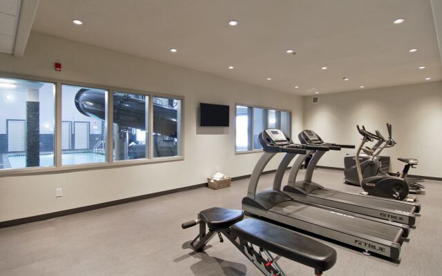Home Inn and Suites Regina Airport