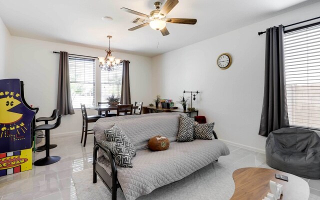 Pool, Fire Pit & Grill: Goodyear Home!