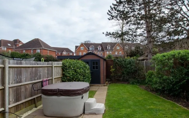 Hide Away House With Hot Tub and Driveway