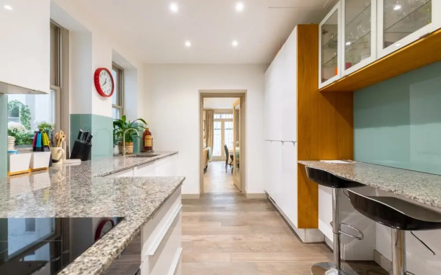 Elegant 2BD Flat 5 Mins to Kensington Gardens!