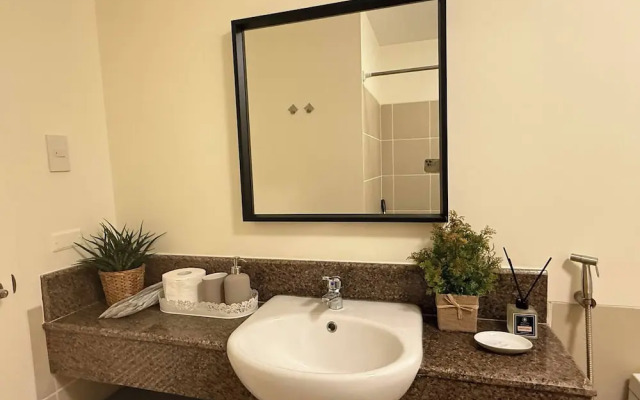Cozy Modern Apartment Condo Unit