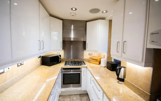 2-bedroom Tower Bridge Apartment Private Terrace for 6, London