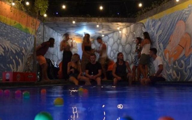 Wave Hunters Surf Camp
