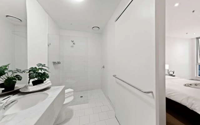 Stylish QV 2BR City Stay & Views – Guest Rooms – Melbourne