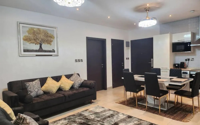 Luxurious & Comfy Gem-5 Star Location-pools, Gym!