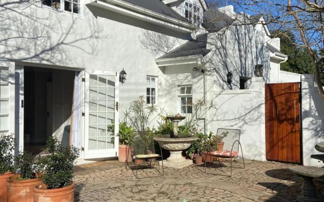 Priv. Courtyard and Entrance with Spacious bedroom