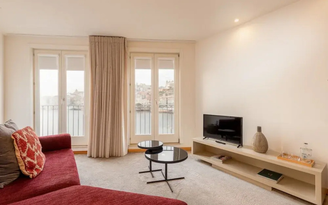Modern & Cozy Apartment, by the Beach